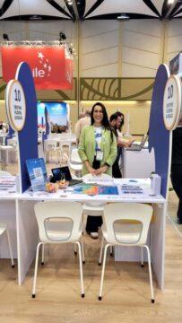 Elaine M. Neves, do Destino Floripa, no estande da FIEXPO 2025 na Costa Rica