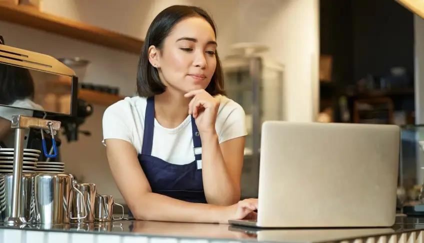 Empreendedor usando computador