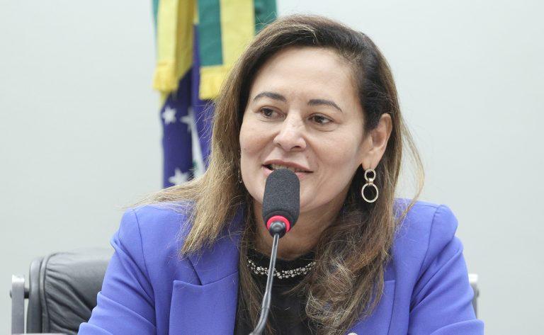 Mulher em situação de violência doméstica rescindindo contrato de aluguel