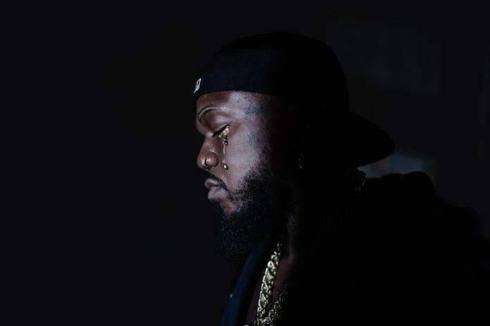Foto de Djonga durante apresentação em Florianópolis