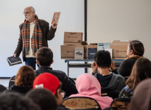 Doação de livros para escola e presídio