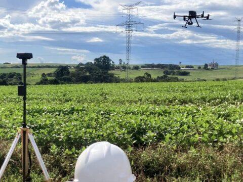 Drones inspecionando usina solar