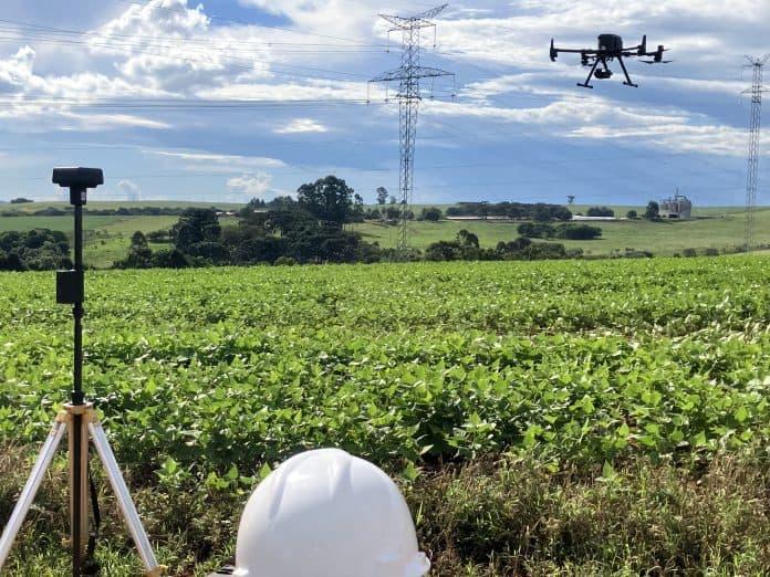 Drones inspecionando usina solar