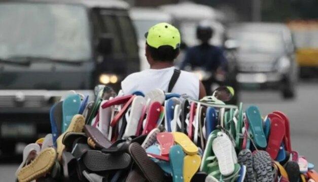 Empreendedor trabalhando informalmente em um ambiente urbano