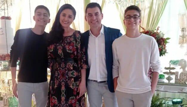 Mãe empreendedora com seus filhos na confeitaria