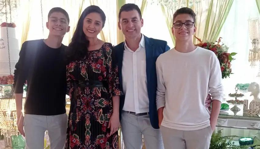 Mãe empreendedora com seus filhos na confeitaria