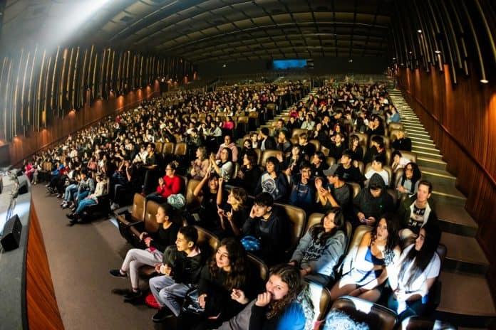 Estudantes de escolas públicas assistindo ao ensaio final do espetáculo Rock'n Camerata no Teatro Ademir Rosa