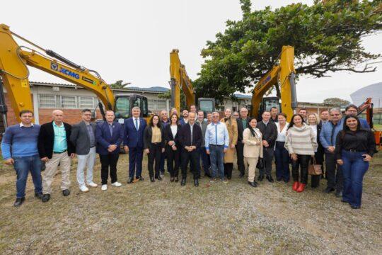 Equipamentos agrícolas sendo entregues pelo governador Jorginho Mello em Santa Catarina