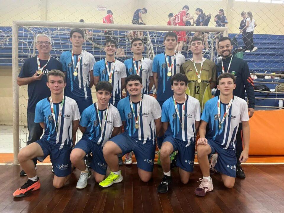 Atletas representando São José nos Jogos Escolares