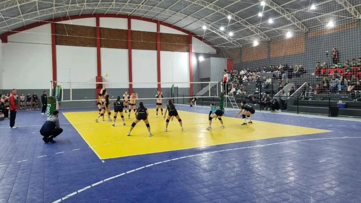 Atletas comemorando a classificação em competição esportiva