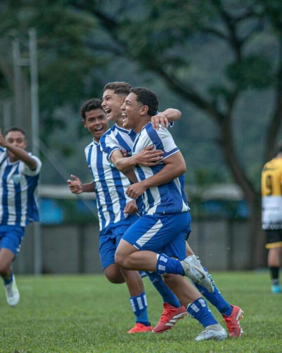 Equipes de base do Avaí comemorando vitória