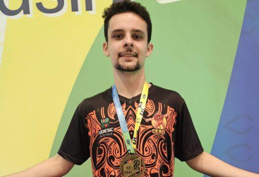 Estudante de Engenharia de Software da Udesc Alto Vale praticando Tênis de Mesa