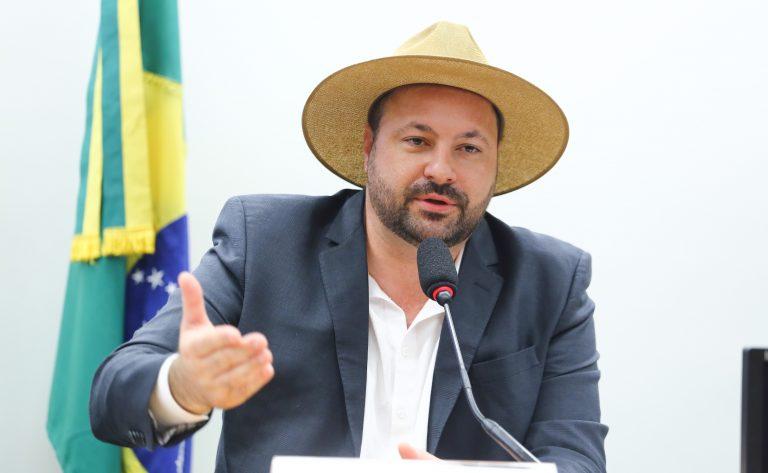Criança fazendo exame oftalmológico