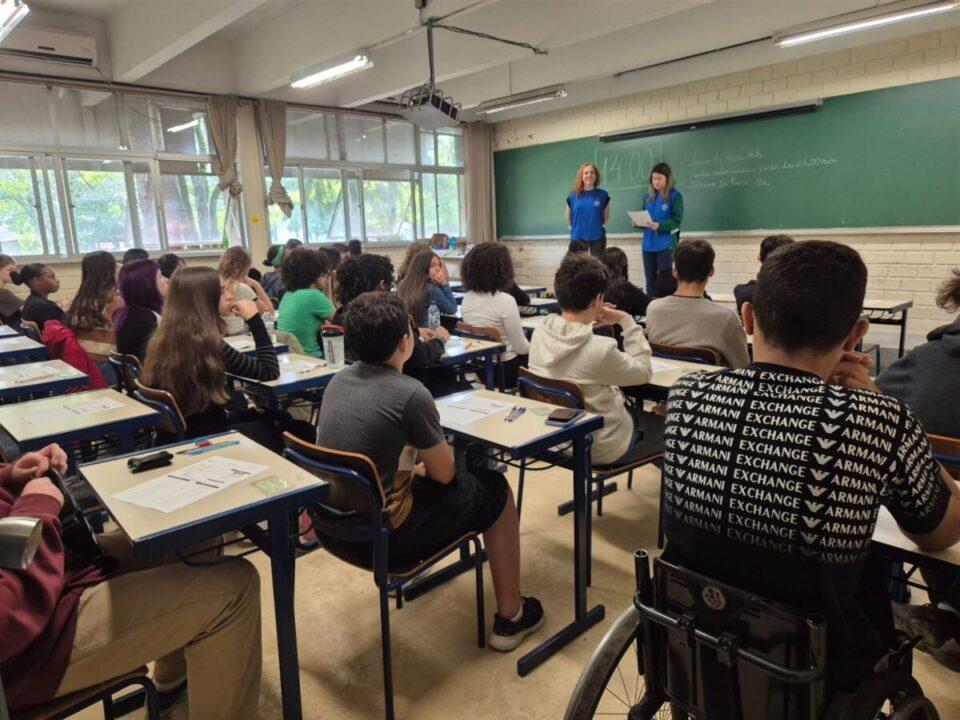 Estudantes realizando exame de classificação