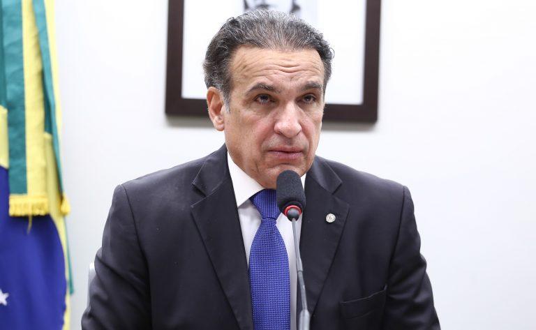 Pessoas realizando exames para obtenção da CNH
