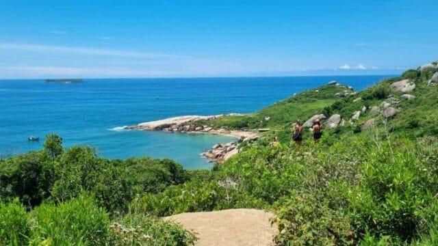 Guia de Turismo conduzindo visitantes