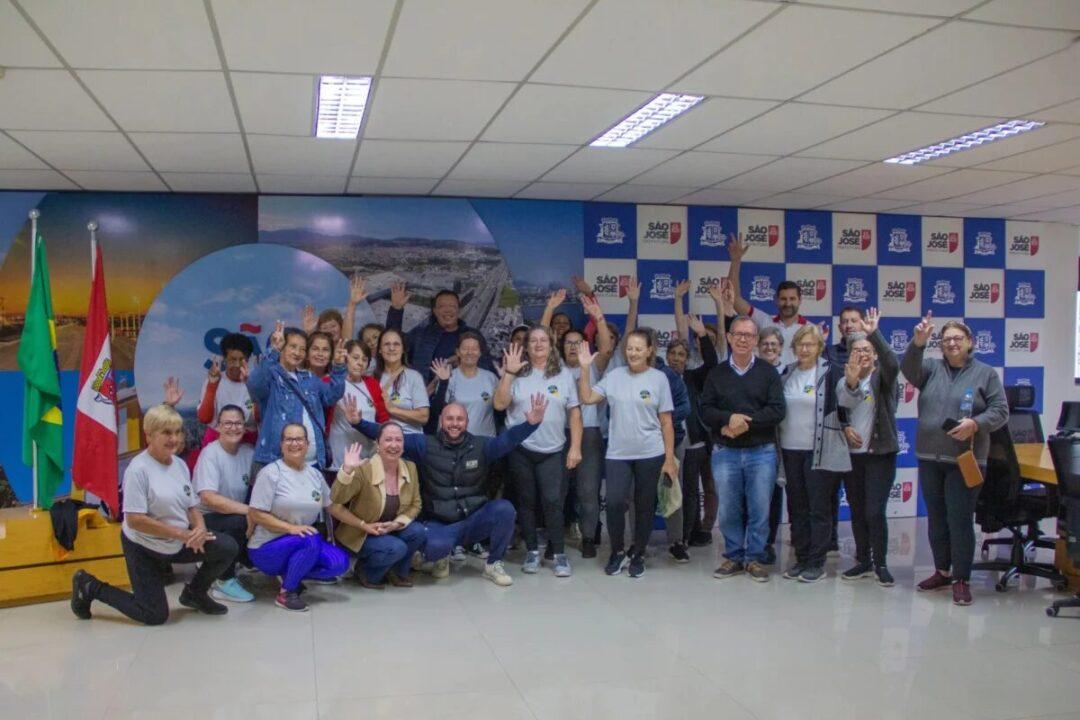 Exposição de artesanato na Feira de Arte, Cultura e União promovida pelo grupo da terceira idade Mova-se Mais