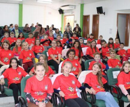 Crianças recebendo certificados de conclusão