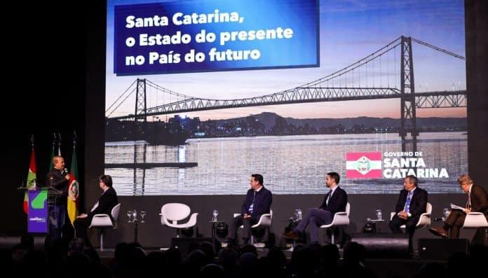 Governador Jorginho Mello falando no evento Construa Sul 2025