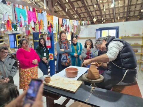 Grupo CRAS Cultural visitando a Escola de Oleiros Joaquim Antônio de Medeiros