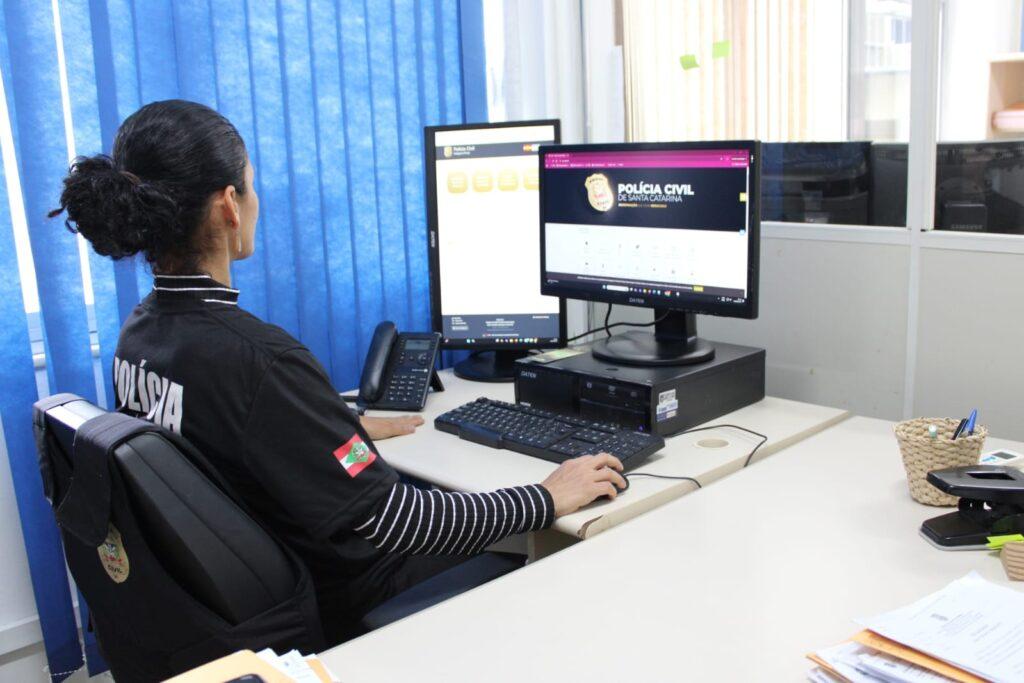 Idoso vulnerável sendo manipulado por motorista de aplicativo