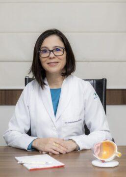 Foto de uma oftalmologista orientando sobre os cuidados com os olhos no inverno