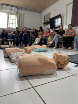 Profissionais da educação em capacitação de primeiros socorros