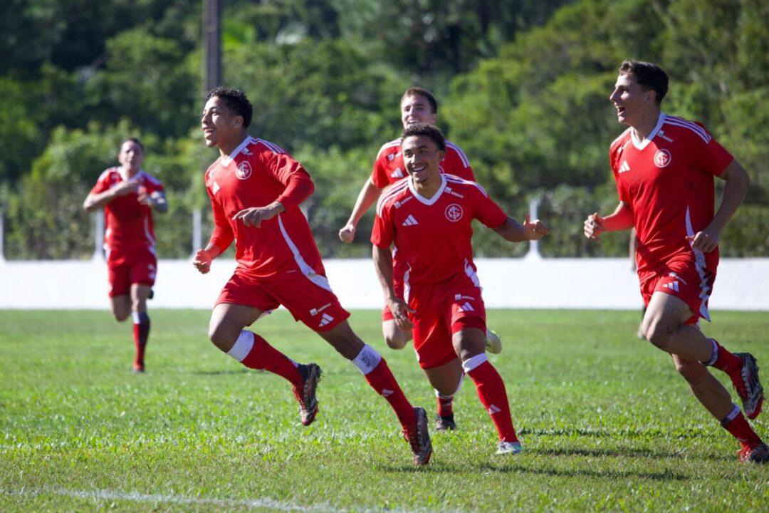 Jogadores do Internacional comemorando gol