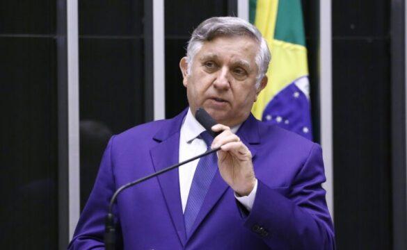 imagem de deputados e senadores discutindo projeto de liderança da oposição
