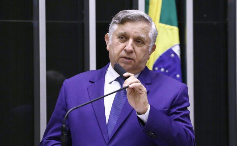 imagem de deputados e senadores discutindo projeto de liderança da oposição