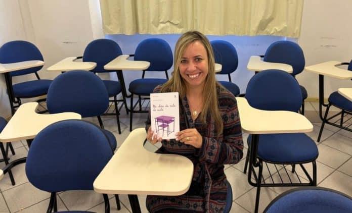 Capa do livro No Chão da Sala de Aula de Ana Kelly Brustolin