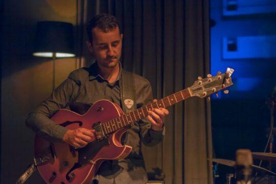 Apresentação do Lucas Martinez Jazz Trio com guitarra jazzística em Florianópolis