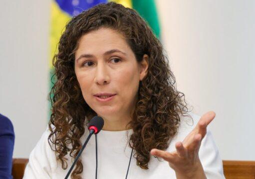 Foto da Ministra da Gestão Esther Dweck participando de audiência pública sobre reforma administrativa na Câmara dos Deputados