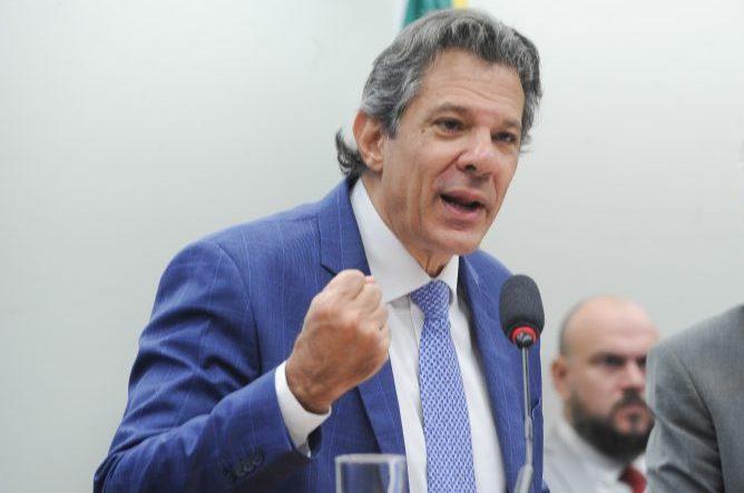 imagem Ministro da Fazenda apresentando propostas de tributação de investimentos