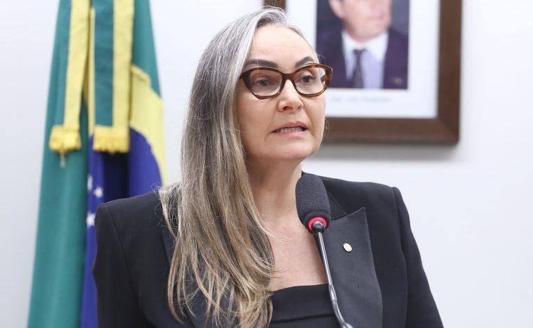 Imagem de uma mulher empreendedora no meio rural
