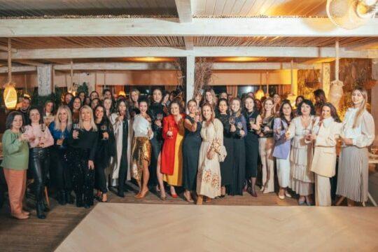 Mulheres participando do 6º Jantar das Leoas em Florianópolis