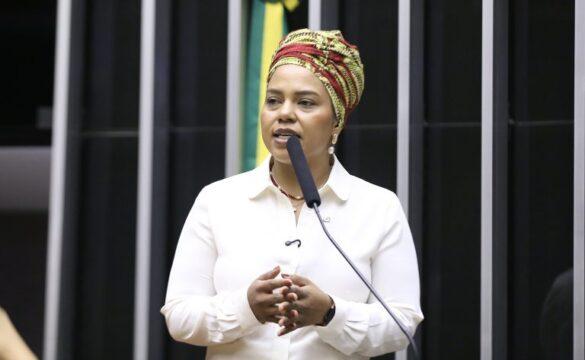 Mulheres negras participando de audiência pública