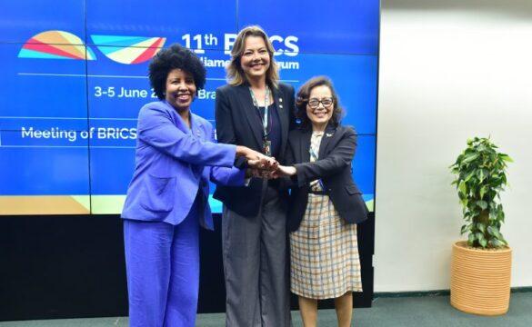 Mulheres parlamentares debatendo cooperação internacional