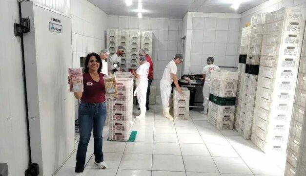Empresária Zenúbia Alves e placas fotovoltaicas da NZ Frutas