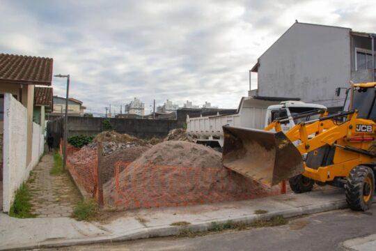 Foto da interdição da via no Ipiranga devido às obras de macrodrenagem