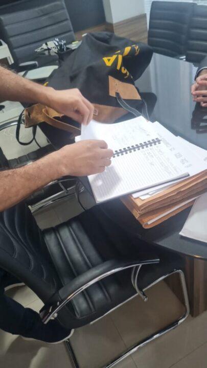 Ilustração da operação Cartão Vermelho da Polícia Civil desarticulando grupo de jogos ilícitos