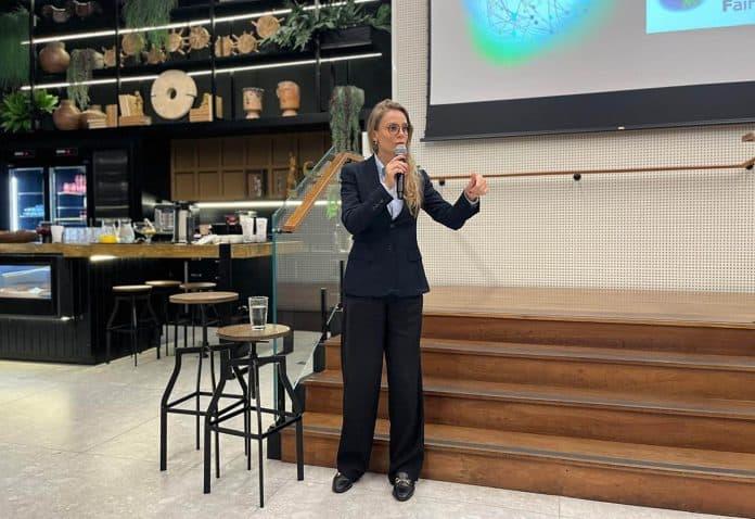 Mulher palestrando sobre Neurociência e Atendimento ao Cliente