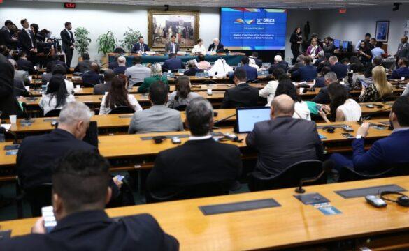 Deputados discutindo cooperação e comércio intrabloco