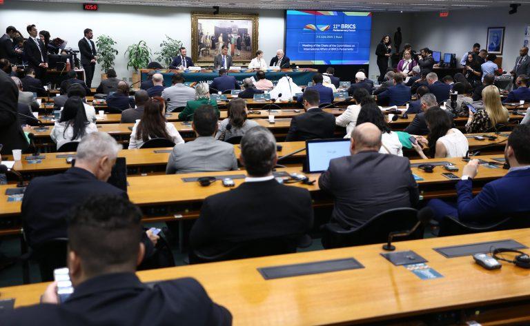 Deputados discutindo cooperação e comércio intrabloco
