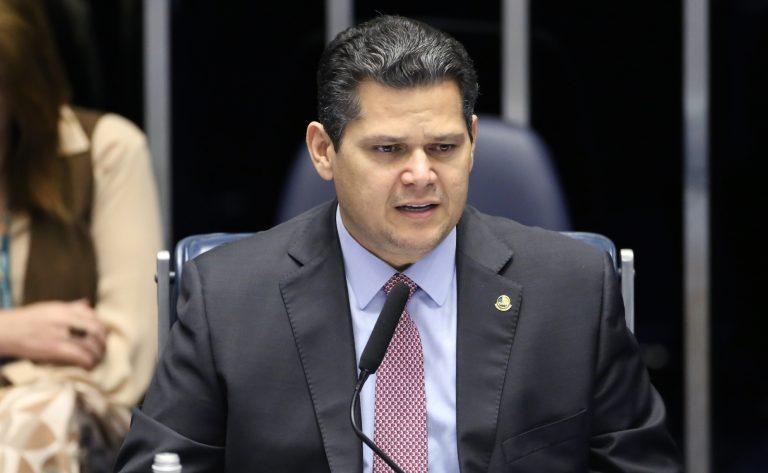 Parlamentares discutindo reforma global no Fórum do BRICS