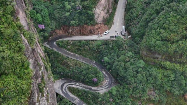 Pavimentação na Serra do Corvo Branco