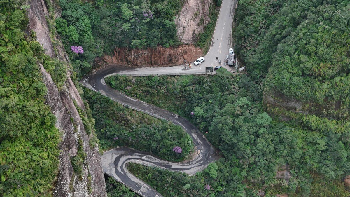 Pavimentação na Serra do Corvo Branco
