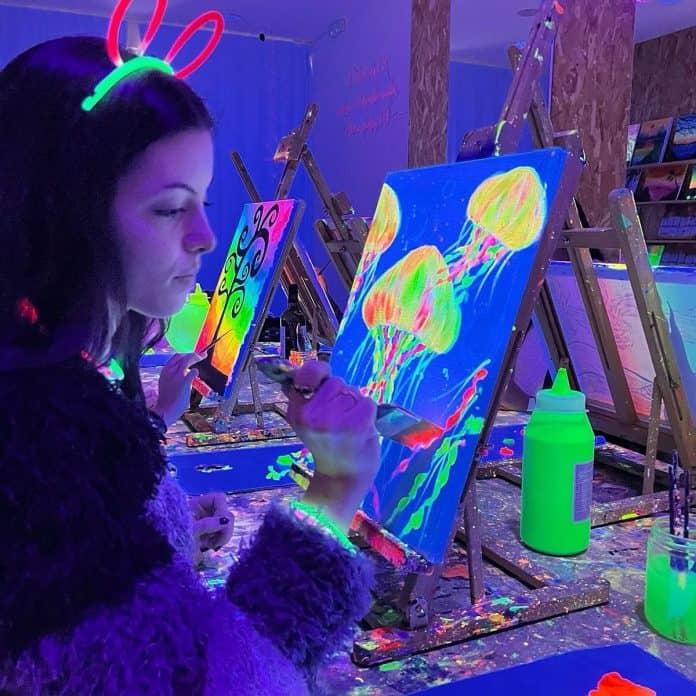Pintura Neon - Workshop Arte que Brilha no Floripa Shopping