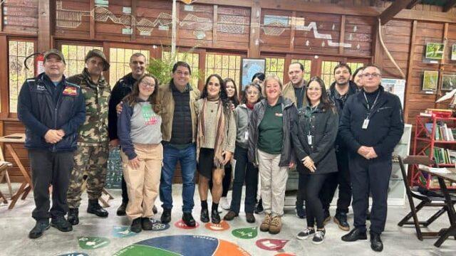 Mudas de espécies nativas sendo plantadas no Parque Estadual do Rio Vermelho