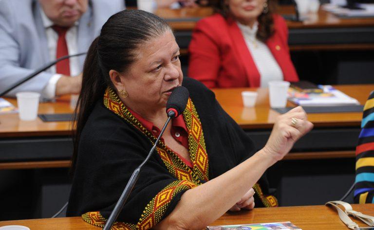 Mulher cuidando de idoso em casa